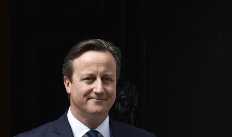 Pengawal mantan Perdana Menteri (PM) Inggris David Cameron tak sengaja meninggalkan pistolnya di toilet pesawat.