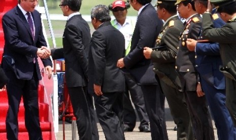 Perdana Menteri Inggris David Cameron (kiri) berjabat tangan dengan Menteri Luar Negeri Marty Natalegawa (kedua kiri) saat tiba di bandara Halim Perdana Kusuma, Jakarta, Rabu (11/4)