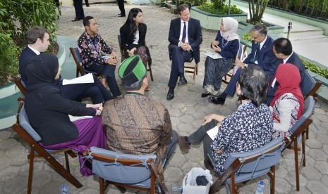 Perdana Menteri Inggris David Cameron (tengah) didampingi Dubes Inggris untuk Indonesia Moazzam Malik (kedua kanan) berdialog dengan pelajar dan mahasiswa muslim Indonesia di halaman Masjid Agung Sunda Kelapa, Jakarta, Selasa (28/7). 