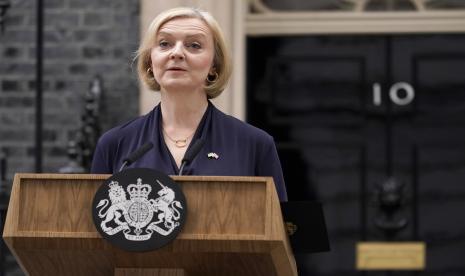 Perdana Menteri Inggris Liz Truss berbicara kepada media di Downing Street di London, Kamis, 20 Oktober 2022. Truss mengatakan dia mengundurkan diri sebagai pemimpin Partai Konservatif Inggris. 