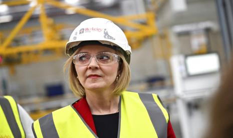 Perdana Menteri Inggris Liz Truss mengunjungi Berkeley Modular, di Northfleet, Kent, Inggris, Jumat, 23 September 2022.