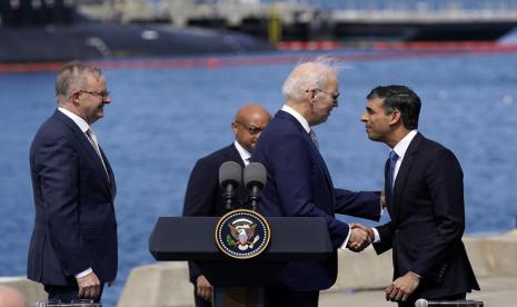 Perdana Menteri Inggris Rishi Sunak berjabat tangan dengan Presiden Joe Biden setelah konferensi pers dengan Perdana Menteri Australia Anthony Albanese, kiri, di Naval Base Point Loma, Senin, 13 Maret 2023, di San Diego, saat mereka mengungkap, AUKUS, keamanan trilateral pakta antara Australia, Inggris, dan Amerika Serikat. 