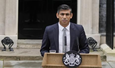  Perdana Menteri Inggris Rishi Sunak menyampaikan pidato di Downing Street di London, Selasa, 25 Oktober 2022. Perdana Menteri Inggris yang baru Rishi Sunak tiba di Downing Street Selasa setelah kembali dari Istana Buckingham di mana ia diundang untuk membentuk pemerintahan oleh Raja Inggris Charles III. 