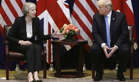 Perdana Menteri Inggris Theresa May berbicara dengan Presiden Amerika Serikat (AS) Donald Trump di pertemuan sela Sidang Umum PBB ke-73, Rabu (26/9) di New York.