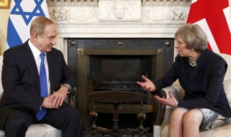 Perdana Menteri Inggris Theresa May bertemu dengan PM Israel Benjamin Netanyahu di Downing Street, London, Senin, 6 Februari 2017.