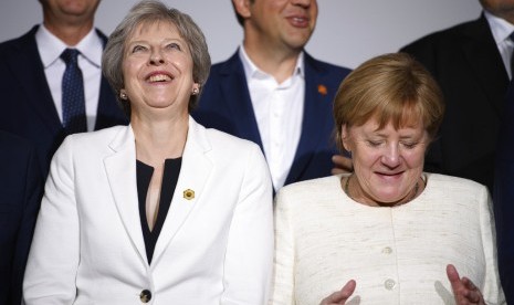 Perdana Menteri Inggris Theresa May dan Kanselir Jerman Angela Merkel dalam pertemuan Western Balkans Summit di Lancaster House di London, Inggris, Selasa (10/7).