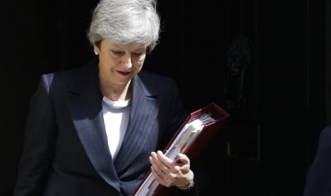 Perdana Menteri Inggris Theresa May keluar dari 10 Downing Street di London, 22 Mei 2019.