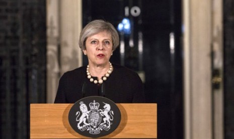 Perdana Menteri Inggris Theresa May memberi pernyataan di 10 Downing Street terkait serangan teror di Gedung Parlemen Inggris, Rabu malam (22/3). 