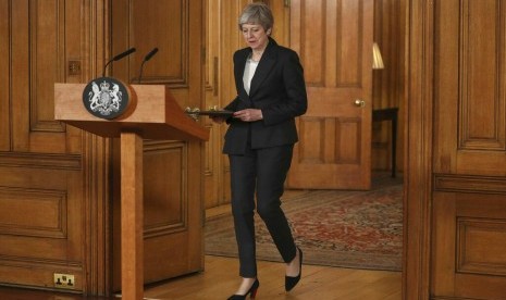 Perdana Menteri Inggris Theresa May saat akan menyampaikan pernyataan Inggris masih buntu terkait Brexit di 10 Downing Street, London, Rabu (20/3).