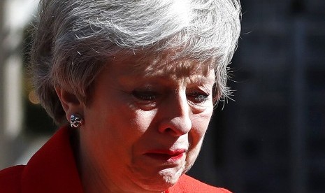 Perdana Menteri Inggris Theresa May saat menyampaikan pidato pengunduran dirinya di luar 10 Downing Street di London, Inggris, Jumat (24/5).