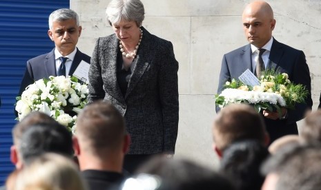 Perdana Menteri Inggris Theresa May (tengah), Wali Kota London Sadiq Khan (kiri), danMenteri Dalam Negeri Sajid Javid (kanan).