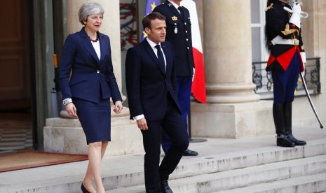 Perdana Menteri Inggris Theresa May usai melakukan pertemuan dengan Presiden Prancis Emmanuel Macron di Elysee Palace di Paris, Prancis, Selasa (9/4). Uni Eropa setuju Brexit diperpanjang hingga 1 Juni 2019. 