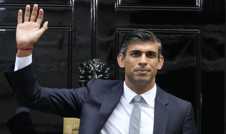  Perdana Menteri Inggris yang baru Rishi Sunak melambai setelah tiba di Downing Street di London, Selasa, 25 Oktober 2022, setelah kembali dari Istana Buckingham di mana ia secara resmi ditunjuk oleh Raja Inggris Charles III.