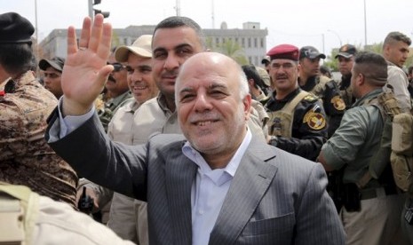 Perdana Menteri Irak Haidar al-Abadi bersama tentara Irak di Tikrit.