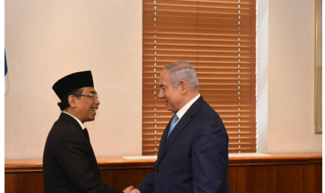 Perdana Menteri Israel Benjamin Netanyahu bersalaman dengan Sekjen Nahdlatul Ulama (NU) Yahya Cholil Staquf saat bertemu di Yerusalem, Kamis (14/6).