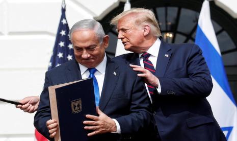 Perdana Menteri Israel Benjamin Netanyahu bersama Presiden AS Donald Trump dalam penentanganan Perjanjian Abraham pada 2020 di Gedung Putih, AS.