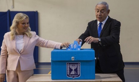 Perdana Menteri Israel Benjamin Netanyahu dan istrinya Sarah memberikan suara mereka dalam pemilu putaran kedua di Yerusalem, Selasa (17/9).