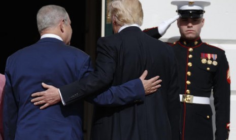 Perdana Menteri Israel Benjamin Netanyahu dan Presiden AS Donald Trump saat memasuki Gedung Putih, Rabu, 15 Februari 2017.