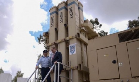 Perdana Menteri Israel Benjamin Netanyahu (kanan) berdiri di depan Sistem Pertahanan Udara terbaru, David's Sling dalam upacara inagurasi di Pangkalan Udara Hatzor, Israel, 2 April 2017.