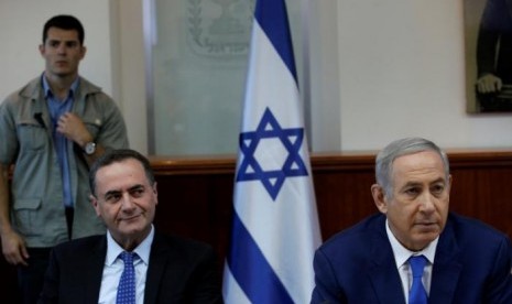 Perdana Menteri Israel Benjamin Netanyahu (kanan) dan Menteri Transportasi Yisrael Katz.