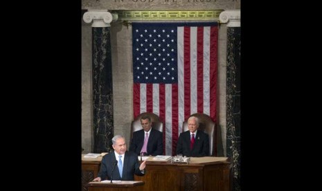 Perdana Menteri Israel, Benjamin Netanyahu (kiri), menyampaikan pidato dalam Kongres AS di Washington, Selasa (3/3). 