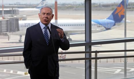  Perdana Menteri Israel Benjamin Netanyahu memberikan pernyataan di Bandara Internasional Ben Gurion, di Lod, dekat Tel Aviv, Israel, 17 Agustus 2020. Maskapai Israel terbang perdana ke UEA pada Senin.