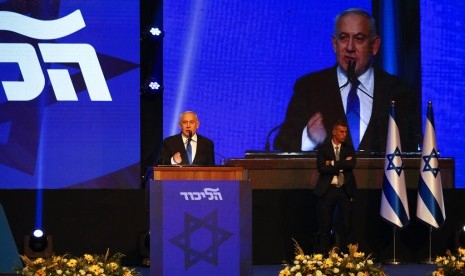 Perdana Menteri Israel Benjamin Netanyahu menyapa pendukungnya di markas Partai Likud usai pemilu di Tel Aviv, Israel, Rabu (18/9).