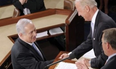 Perdana Menteri Israel Benyamin Netanyahu bersalaman dengan Wapres AS Joe Biden. Foto ilustrasi.