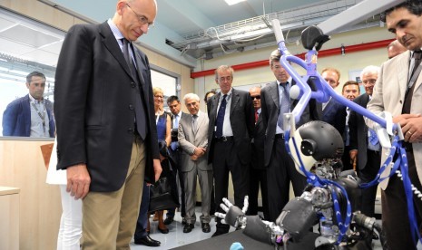 Perdana Menteri Italia Enrico Letta saat melihat robot dalam kunjungannya ke Italia Institute of Technology di Genoa, Italia