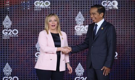  Perdana Menteri Italia Giorgia Meloni (kiri) disambut oleh Presiden Joko Widodo di awal KTT G20, Selasa, 15 November 2022, di Nusa Dua, Bali, Indonesia.