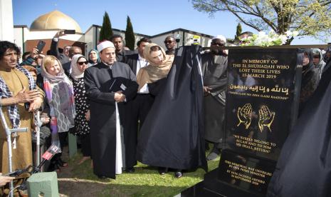 PM Ardern Resmikan Plakat Peringatan Teror Christchurch. Perdana Menteri Jacinda Ardern (tengah, berkerudung krem) meresmikan plakat peringatan bagi korban teror penembakan di Masjid Al-Noor, Christchurch, Selandia Baru, Kamis (24/9). 