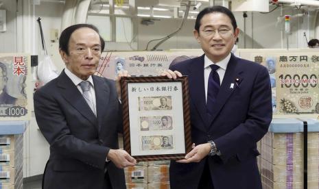 Perdana Menteri Jepang Fumio Kishida, kanan, dan Gubernur Bank of Japan Kazuo Ueda memegang uang kertas baru negaranya dalam sebuah bingkai, dalam upacara untuk menandai pelepasan uang kertas tersebut, di kantor pusat BOJ di Tokyo, Jepang, Rabu, 3 Juli 2024.