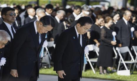 Perdana Menteri Jepang Fumio Kishida, kanan depan, mengheningkan cipta selama upacara peringatan 78 tahun bom atom pertama di dunia di Taman Peringatan Perdamaian Hiroshima di Hiroshima, Jepang barat, Ahad, 6 Agustus 2023. 