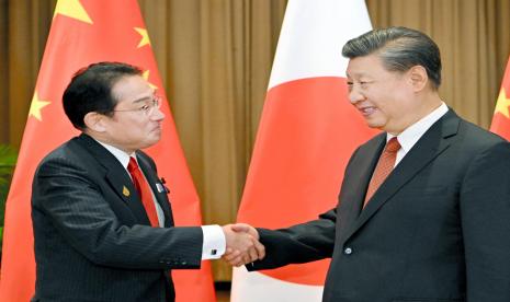 File foto Perdana Menteri Jepang Fumio Kishida, kiri, dan Presiden Cina Xi Jinping berjabat tangan pada awal pertemuan mereka, di sela-sela forum Kerja Sama Ekonomi Asia-Pasifik, APEC pada 17 November 2022, di Bangkok, Thailand.  Perdana Menteri Jepang Fumio Kishida melakukan kunjungan mendadak ke Ukraina pada Selasa (21/3/2023). Dia secara tidak langsung terlibat dalam duel diplomasi dengan rival Asia Presiden Cina Xi Jinping yang berkunjung ke Rusia.