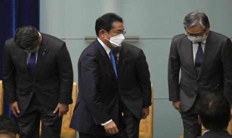 Perdana Menteri Jepang Fumio Kishida pergi setelah konferensi pers di kediaman resmi perdana menteri di Tokyo Rabu, 31 Agustus 2022. Kishida mengatakan partai yang berkuasa akan memutuskan hubungan dengan Gereja Unifikasi menyusul skandal melebar yang dipicu oleh pembunuhan mantan pemimpin Shinzo Abe lalu bulan.