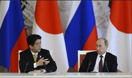 Perdana Menteri Jepang Shinzo Abe dan Presiden Rusia Vladimir Putin.