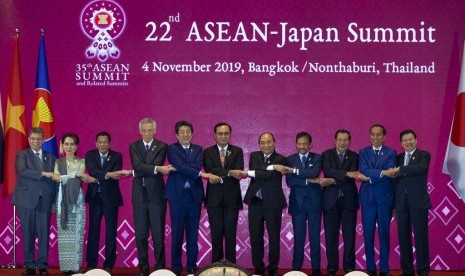 Perdana Menteri Jepang Shinzo Abe, kiri kelima, berfoto bersama dengan pemimpin ASEAN dari kiri; Menteri Luar Negeri Malaysia Saifuddin Abdullah, pemimpin Myanmar Aung San Suu Kyi, Presiden Filipina Rodrigo Duterte, Perdana Menteri Singapura Lee Hsien Loong, Perdana Menteri Thailand Prayuth Chan-ocha, Perdana Menteri Vietnam Nguyen Xuan Phuc, Brunei Sultan Hassanal Bolkiah, Perdana Menteri Kamboja Hun Sen, Presiden Indonesia Joko Widodo, dan Perdana Menteri Laos Thongloun Sisoulith saat KTT ASEAN-Jepang di Nonthaburi, Thailand, Senin (4/11).