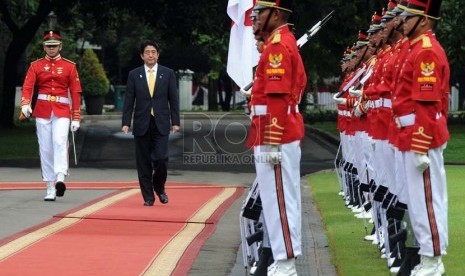  Perdana Menteri Jepang Shinzo Abe melintasi Pasukan Pengamanan Presiden jelang pertemuan bilateral saat upacara penyambutan kenegaraan di Istana Negara, Jakarta, Jumat (18/1).   (Republika/Aditya Pradana Putra)