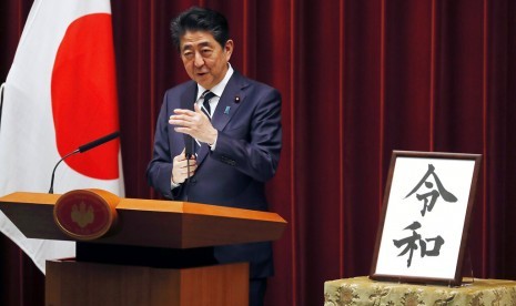 Perdana Menteri Jepang Shinzo Abe menjelaskan nama era kekaisaran baru, Reiwa, di Tokyo, Senin (1/4).