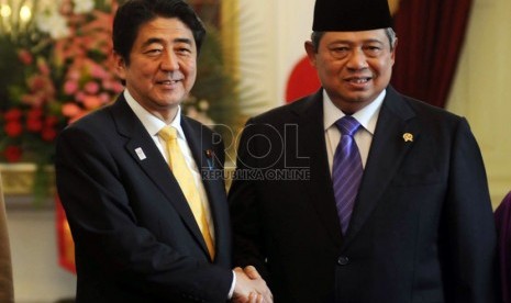  Perdana Menteri Jepang Shinzo Abe (paling kiri) berjabat tangan dengan Presiden Republik Indonesia Susilo Bambang Yudhoyono jelang pertemuan bilateral kedua negara di Istana Negara, Jakarta, Jumat (18/1).  (Republika/Aditya Pradana Putra)