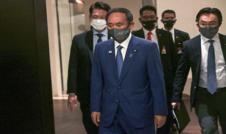 Perdana Menteri Jepang Yoshihide Suga (kedua kiri).