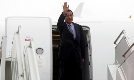 Perdana Menteri Kamboja Hun Sen tiba di Phnom Penh International Airport sebelum terbang ke Cina di Phnom Penh, Kamboja, Rabu (29/11).