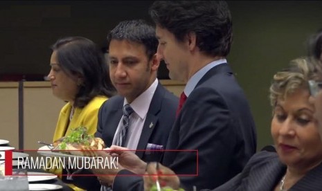 Perdana Menteri Kanada Justin Trudeau berbagi makanan dengan seorang politisi Muslim