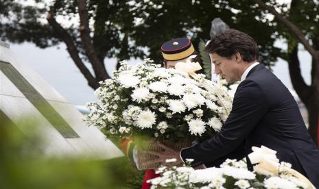 Perdana Menteri Kanada Justin Trudeau (kanan) memberi penghormatan kepada tentara Kanada yang tewas dalam Perang Korea saat mengunjungi monumen perang Korea yang didedikasikan untuk tentara Kanada  di Gapyeong, Provinsi Gyeonggido, Korea Selatan, Kamis (18/5/2023). Trudeau berada di Korea selama tiga hari sejak Selasa. 