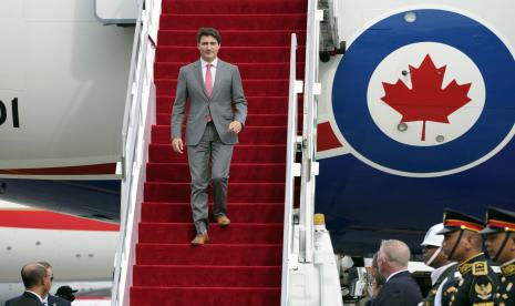 Perdana Menteri Kanada Justin Trudeau turun dari pesawat setibanya di Bandara Internasional Ngurah Rai, Kabupaten Badung, Bali, Senin (14/11/2022). 