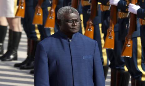 Perdana Menteri Kepulauan Solomon Manasseh Sogavare meninjau seorang penjaga kehormatan selama upacara penyambutan di Aula Besar Rakyat di Beijing, pada 9 Oktober 2019. Perdana Menteri Kepulauan Solomon Sogavare akan mengunjungi China minggu depan, menyoroti kontes percepatan antara Beijing dan Washington untuk pengaruh di Pasifik Selatan.