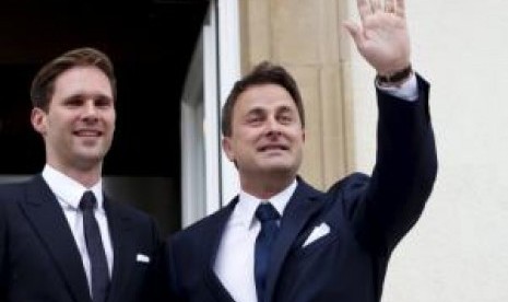 Perdana Menteri Luxembourg Xavier Bettel menikahi pasangannya Gauthier Destenay pada Jumat, (15/5).