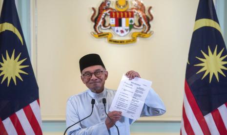  Perdana Menteri Malaysia Anwar Ibrahim berbicara pada konferensi pers di kantor perdana menteri di Putrajaya, Malaysia, Jumat, 2 Desember 2022. Perdana Menteri baru Malaysia Anwar Ibrahim mengatakan Jumat ia juga akan menjabat sebagai menteri keuangan saat meluncurkan Kabinet yang lebih ramping dengan banyak wajah baru dalam pemerintahan persatuannya.