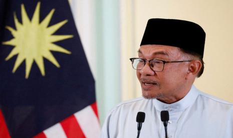 Perdana Menteri Malaysia Anwar Ibrahim berbicara selama konferensi pers akhir tahun lalu. Anwar mengatakan, Jumat (7/7/2023) akan bertemu Elon Musk. 