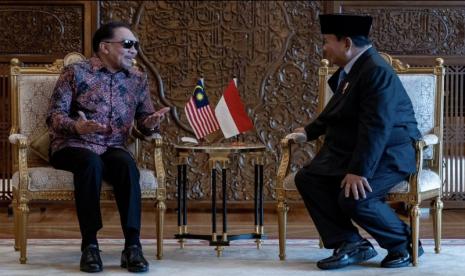 Perdana Menteri Malaysia Anwar Ibrahim bersama Presiden Prabowo Subianto di Putrajaya, Malaysia, Kamis (4/4/2024). 